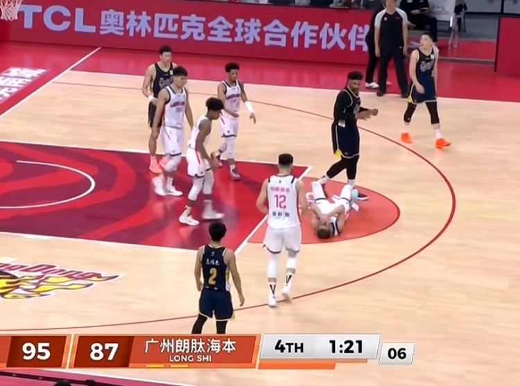 看着就疼！萨林杰背打转身无意肘到郭艾伦脸部 被判进攻犯规！